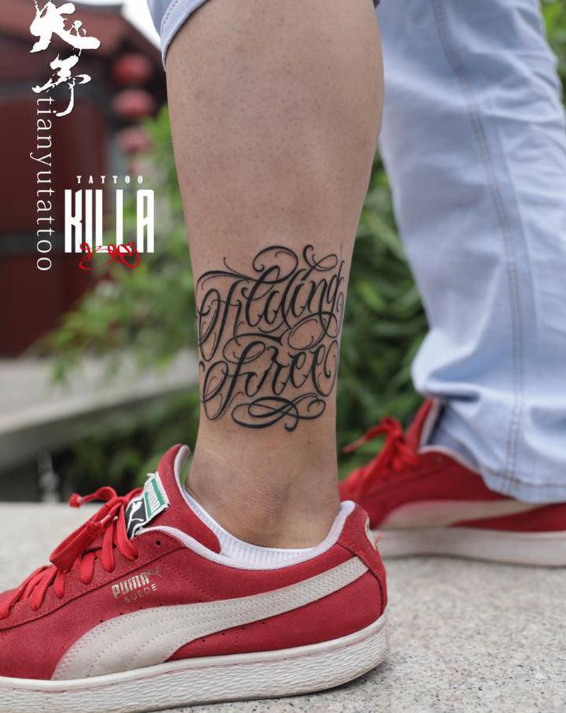 flying free纹身图片_腿部花体字纹身图案