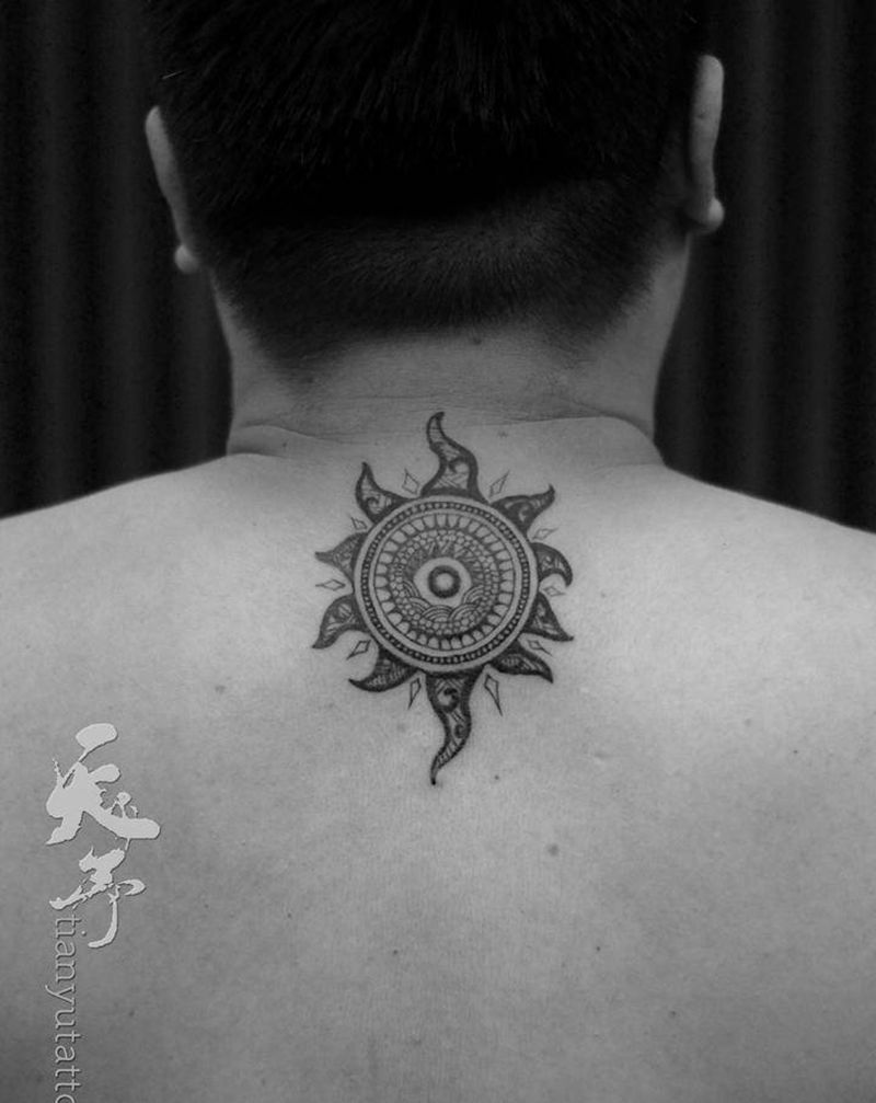 颈部太阳图腾☀️纹身图片_颈部图腾纹身图案