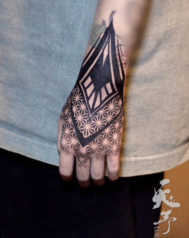 图腾手背纹身图片_手部图腾纹身图案