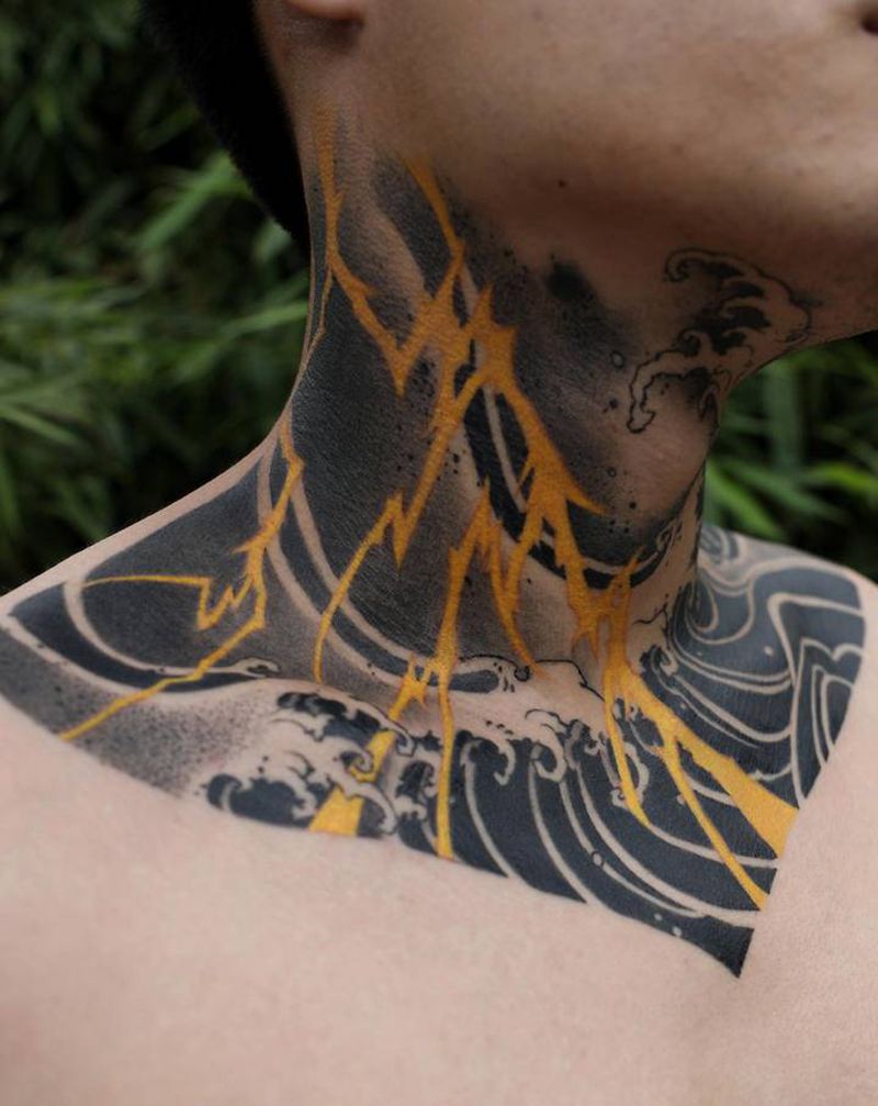 【传统作品】颈部水浪闪电⚡️纹身图片_颈部新传统老传统纹身图案