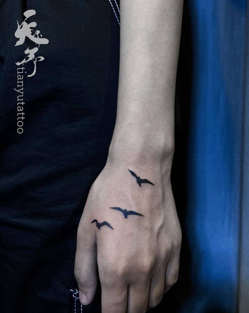 手背剪影小鸟纹身图片_手臂纹身图案