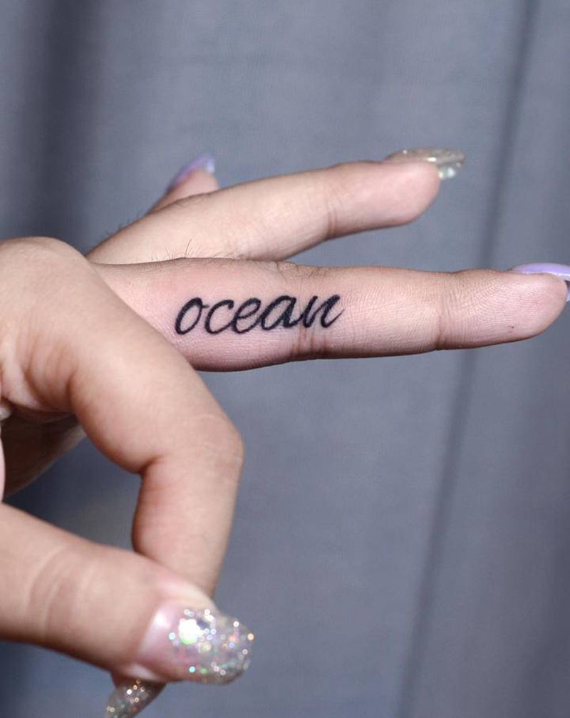 【每日作品】清新小字母纹身图片_手部图腾几何纹身图案