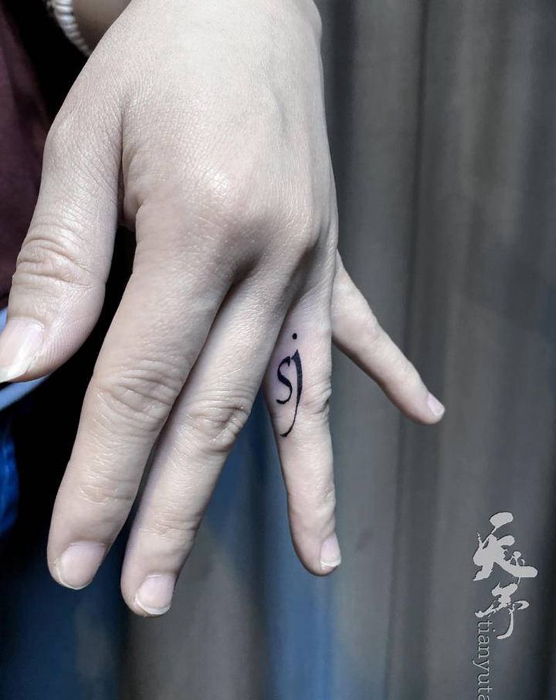【每日作品】清新小字母纹身图片_手部几何图腾纹身图案