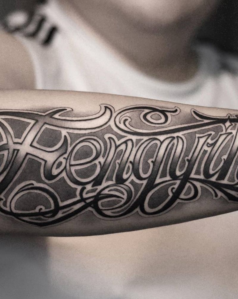 【每日作品】纹身图片_手臂花体字纹身图案