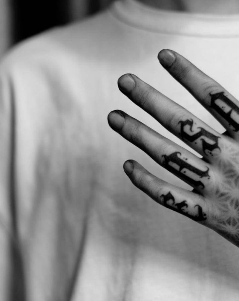 把自己偶像的名字纹在手指上。纹身图片_手部纹身图案
