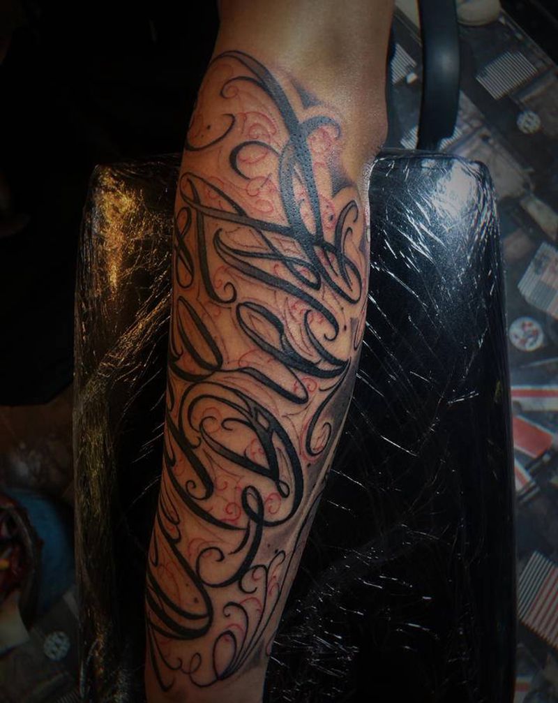 花体字包臂纹身图片_手臂手部花体字水墨纹身图案