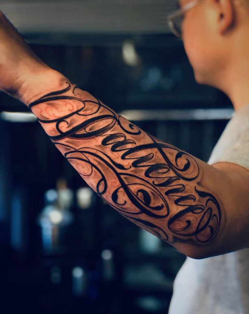 《耐心》花体字包臂纹身图片_手臂手部花体字点刺纹身图案