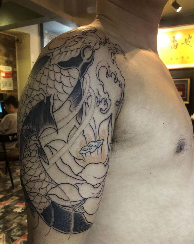 原创设计鲤鱼莲花包大臂纹身图片_手臂腿部新传统老传统纹身图案