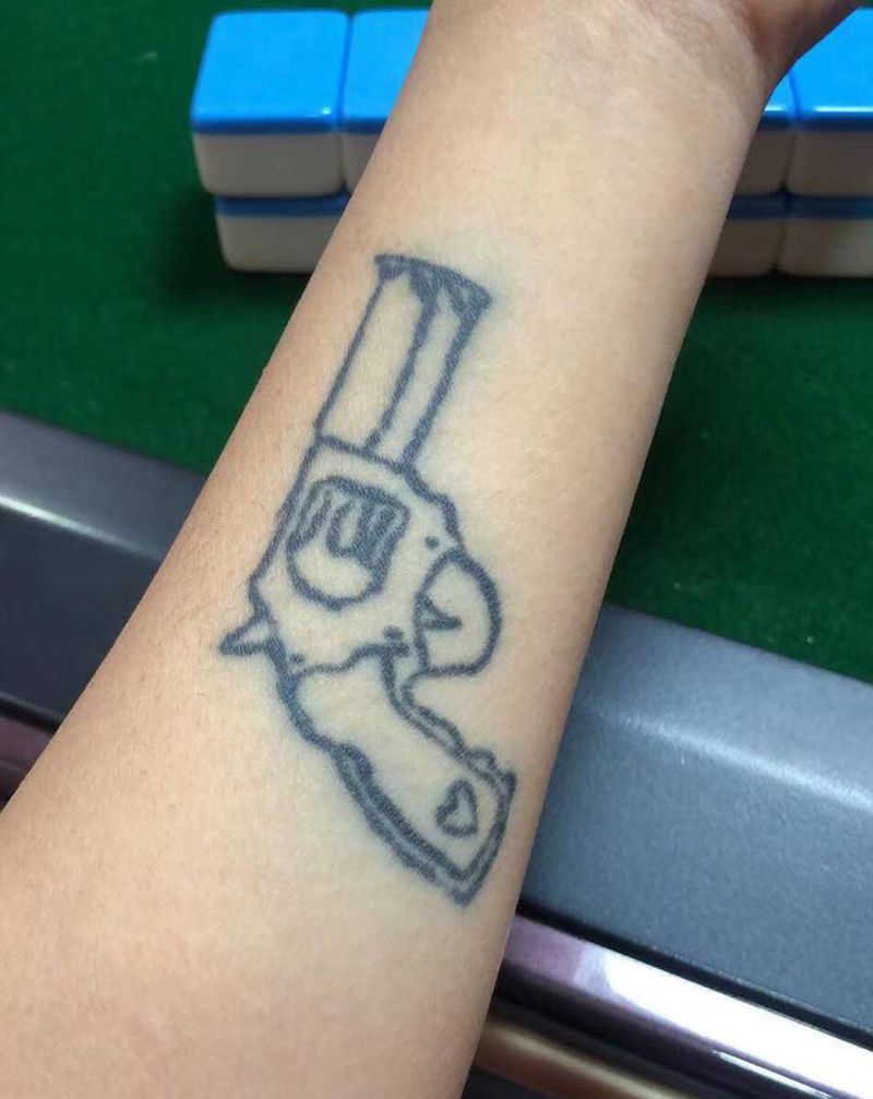 手枪遮盖还差一点完成纹身图片_手臂腿部New SchoolOld School纹身图案