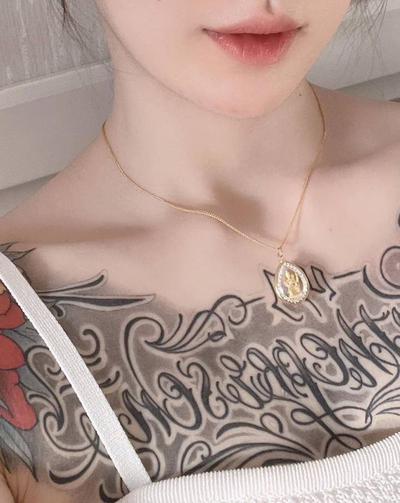 西安天予刺青花体字作品纹身图片_胸部肩部花体字新传统纹身图案