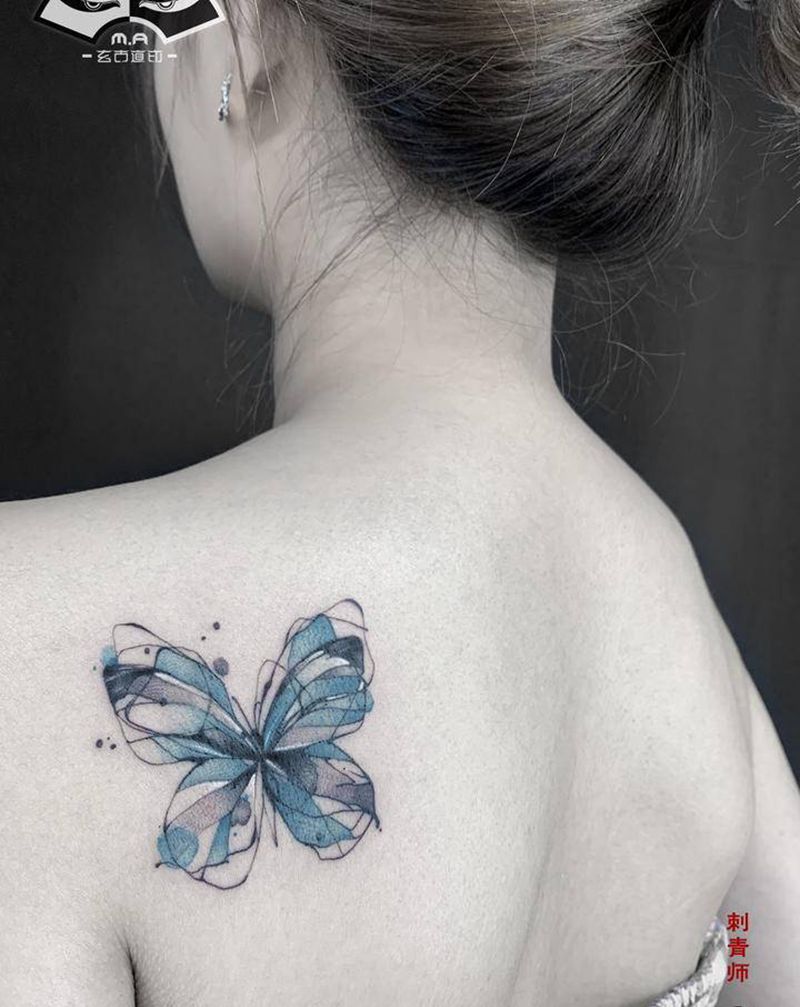 蝴蝶纹身图片_背部水墨纹身图案