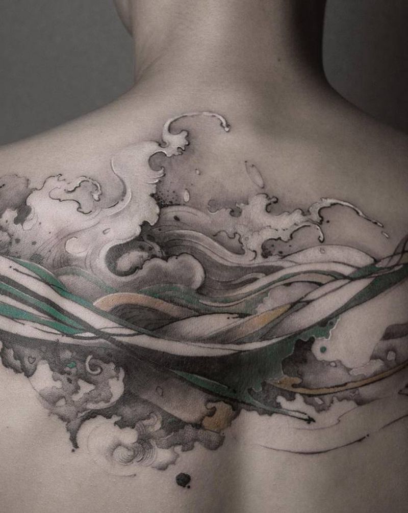 海浪纹身图片_背部水墨纹身图案