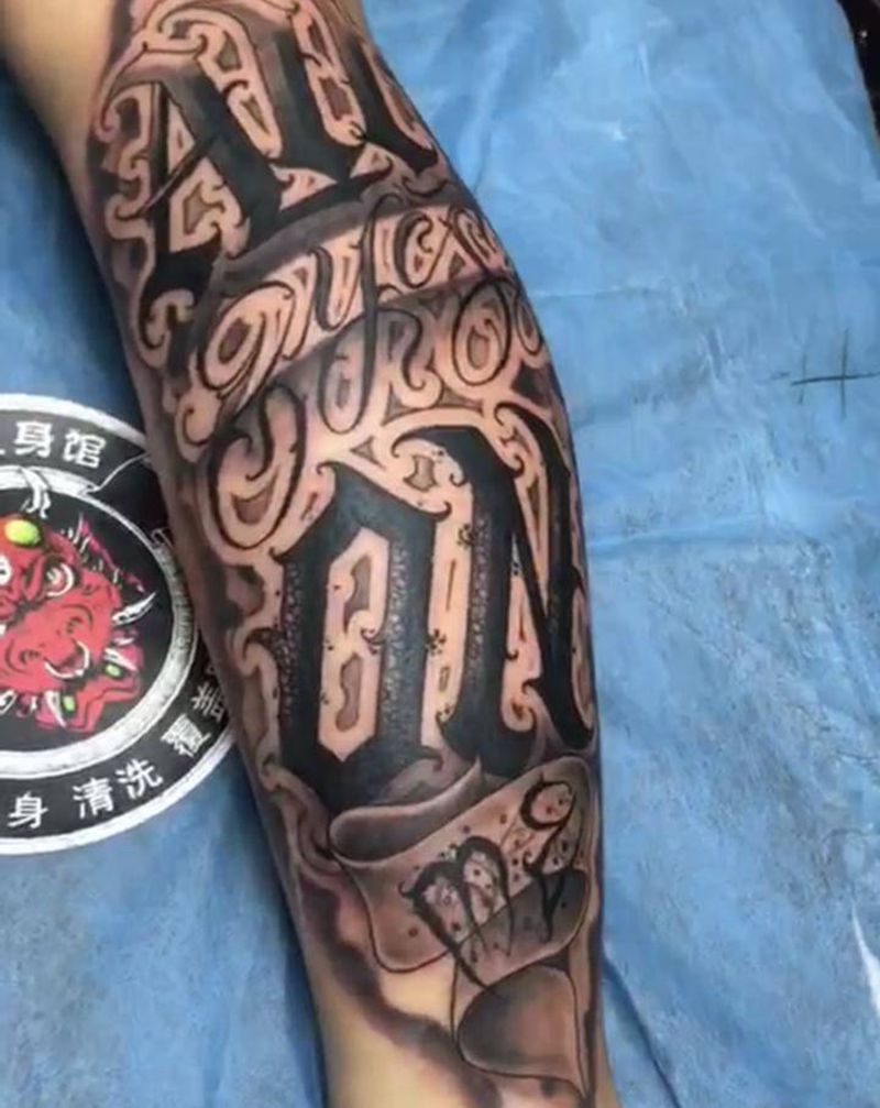 花体字原创纹身图片_腿部花体字Old School纹身图案