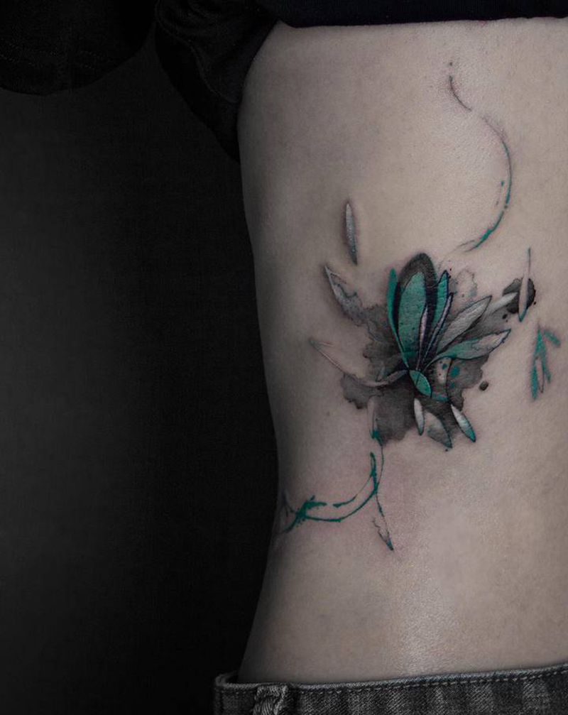 植物系纹身图片_腰部水墨新传统纹身图案