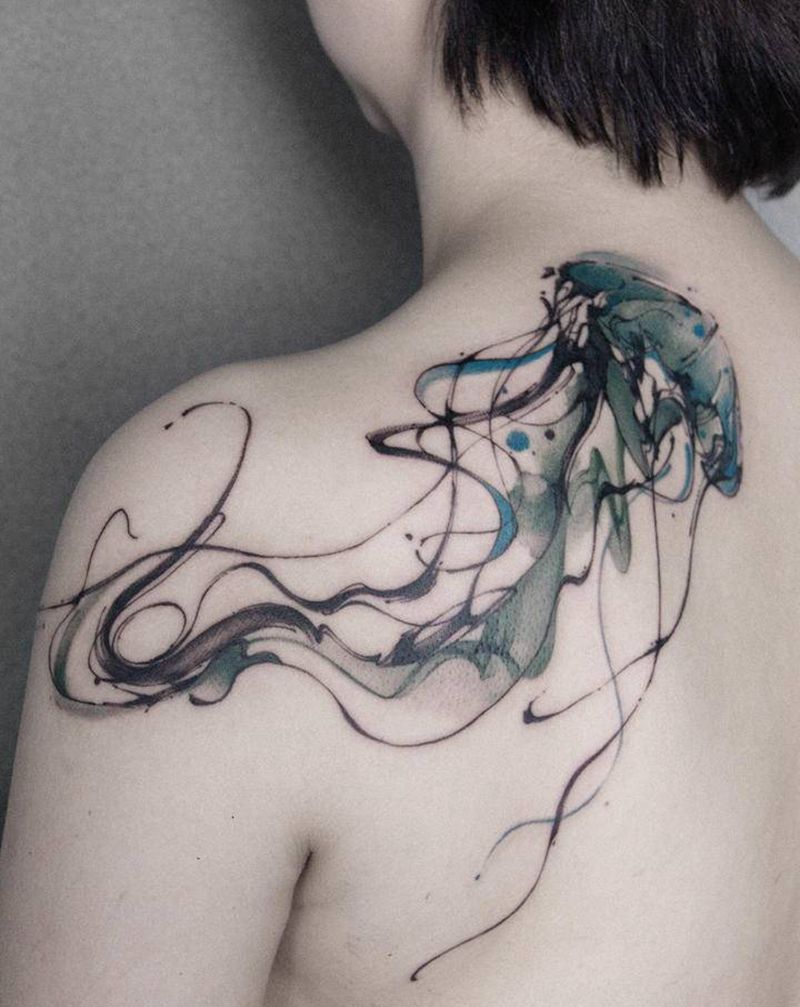水母纹身图片_肩部水墨新传统纹身图案