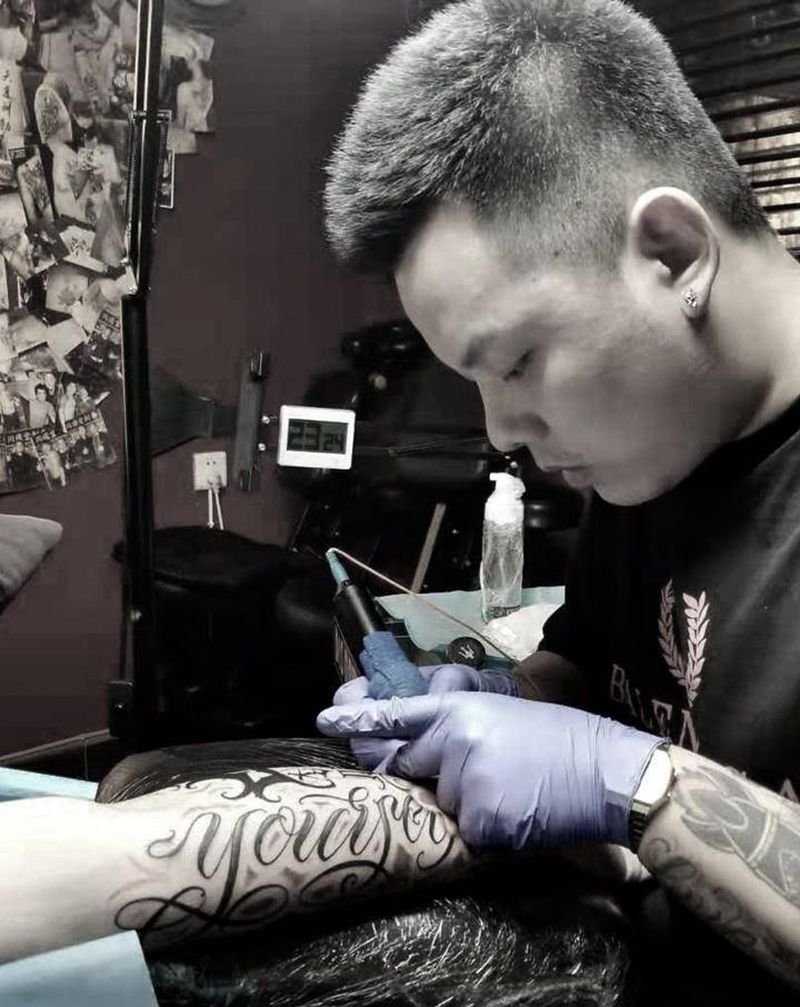 花体字纹身纹身图片_手臂花体字Old School纹身图案