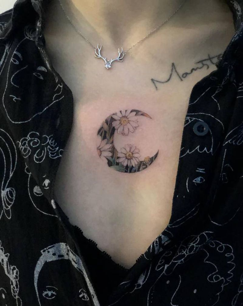 月亮纹身图片_胸部水彩纹身图案