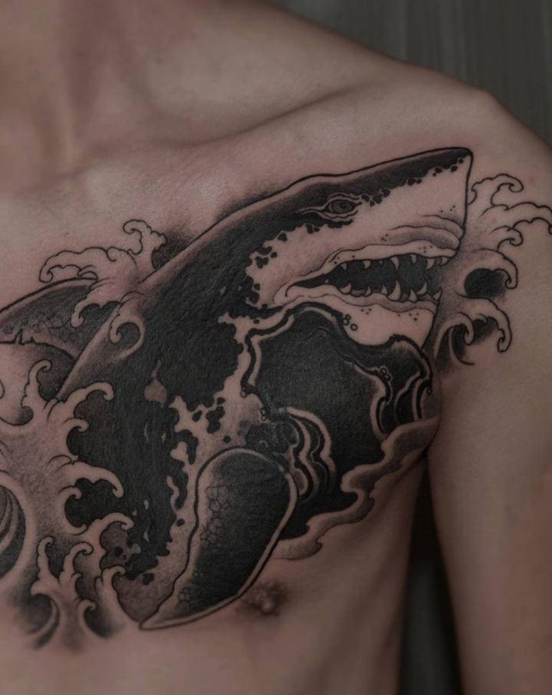 鲨鱼纹身图片_胸部老传统新传统遮盖鲨鱼纹身图案