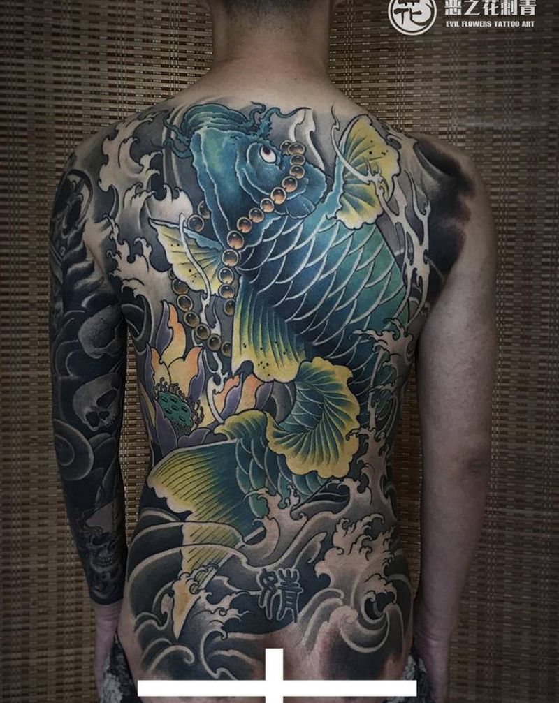 小鲤鱼纹身图片_背部新传统满背鲤鱼纹身图案