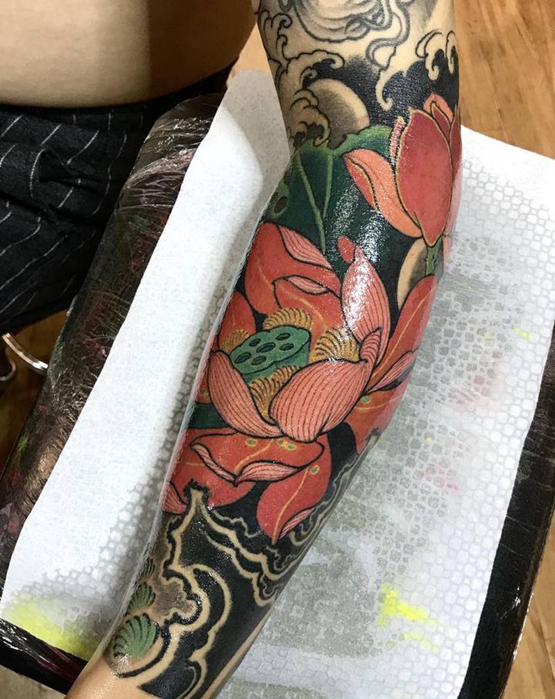 荷纹身图片_手臂新传统荷花浪花纹身图案