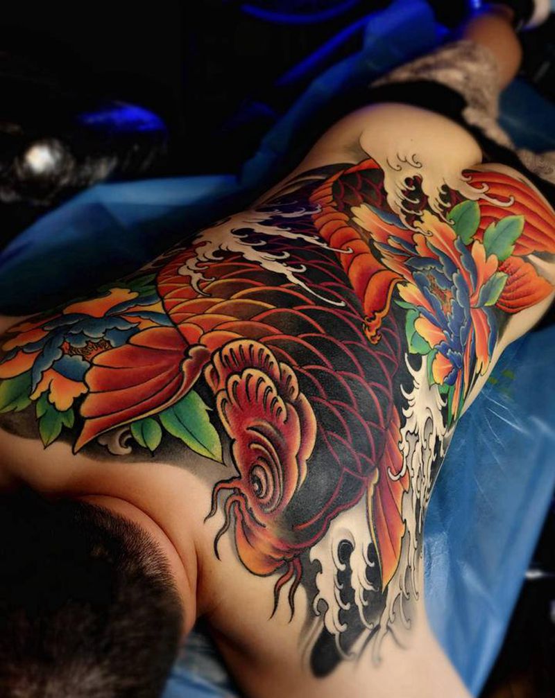 鲤鱼纹身纹身图片_背部新传统水墨纹身图案