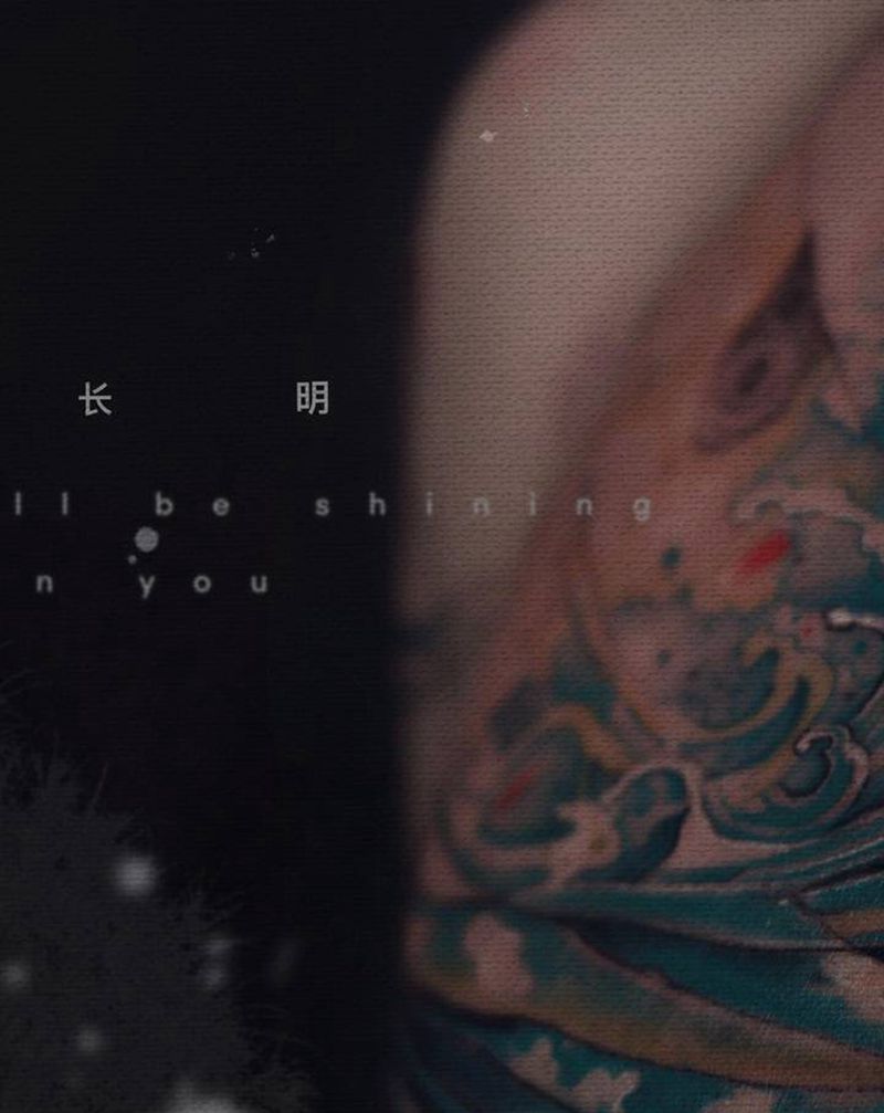 是你纹身图片_胸部水墨水彩鲸鱼纹身图案