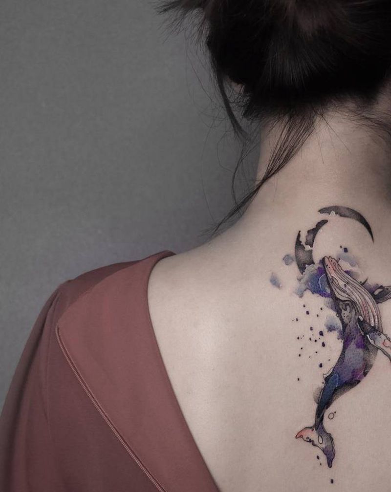 你的鲸纹身图片_背部水彩鲸鱼纹身图案