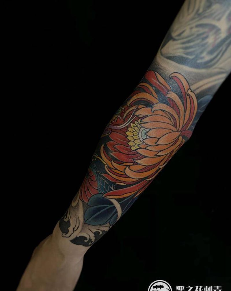 蛇与菊花纹身图片_手臂新传统蛇纹身图案