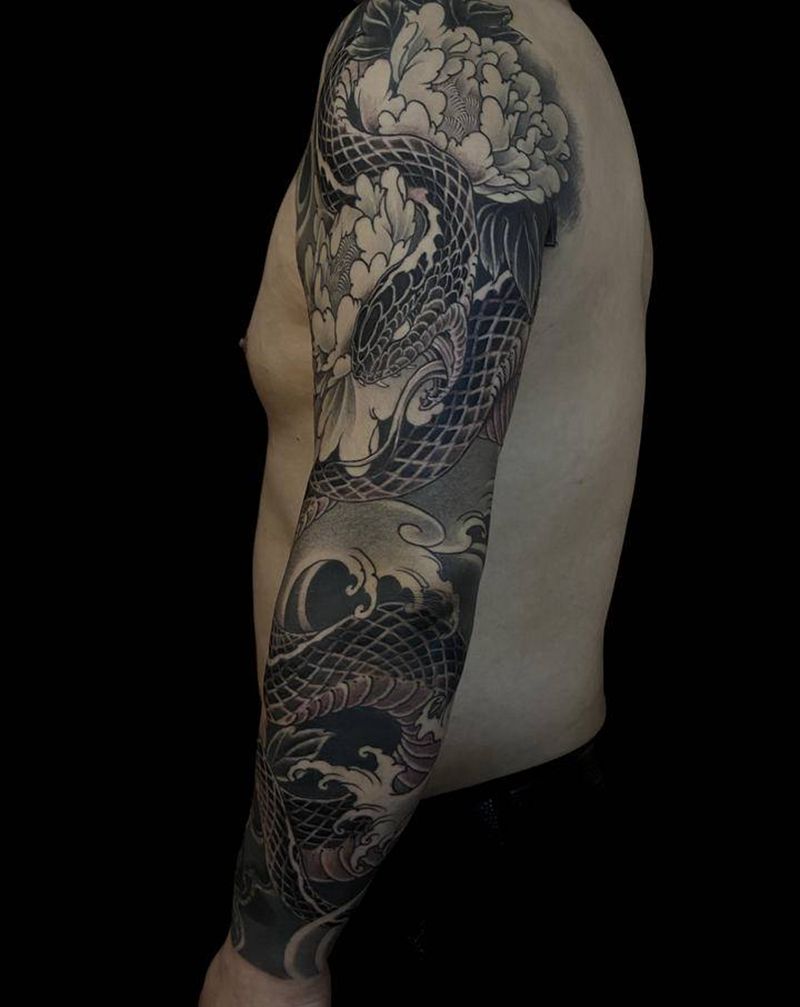 蛇与牡丹纹身图片_手臂新传统蛇牡丹纹身图案