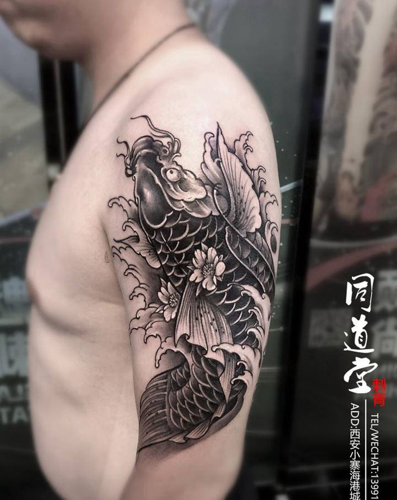 大臂鲤鱼纹身纹身图片_手臂新传统纹身图案