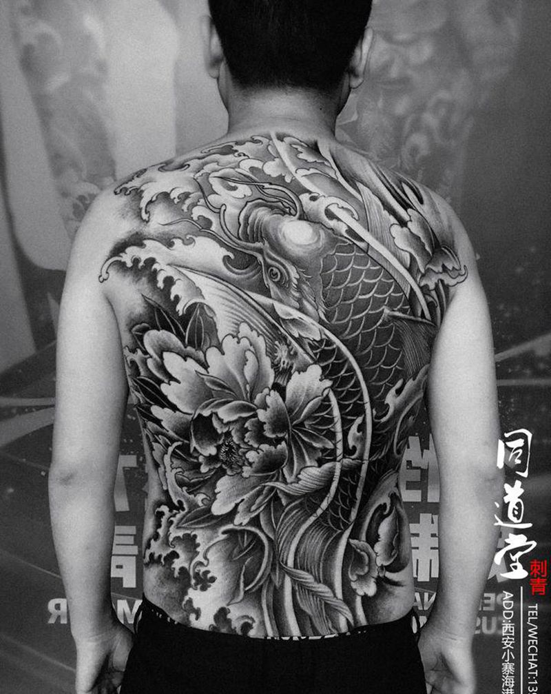 鲤鱼纹身纹身图片_背部新传统水墨纹身图案