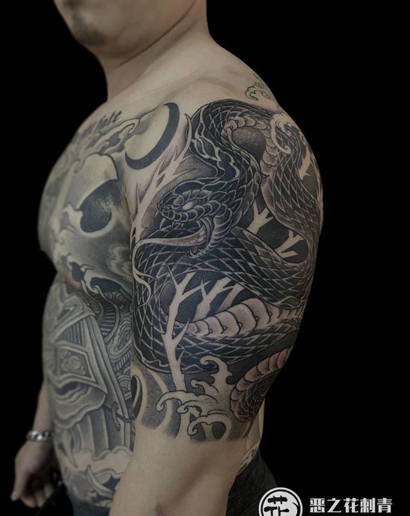 荆棘蛇纹身图片_肩部手臂新传统蛇浪纹身图案