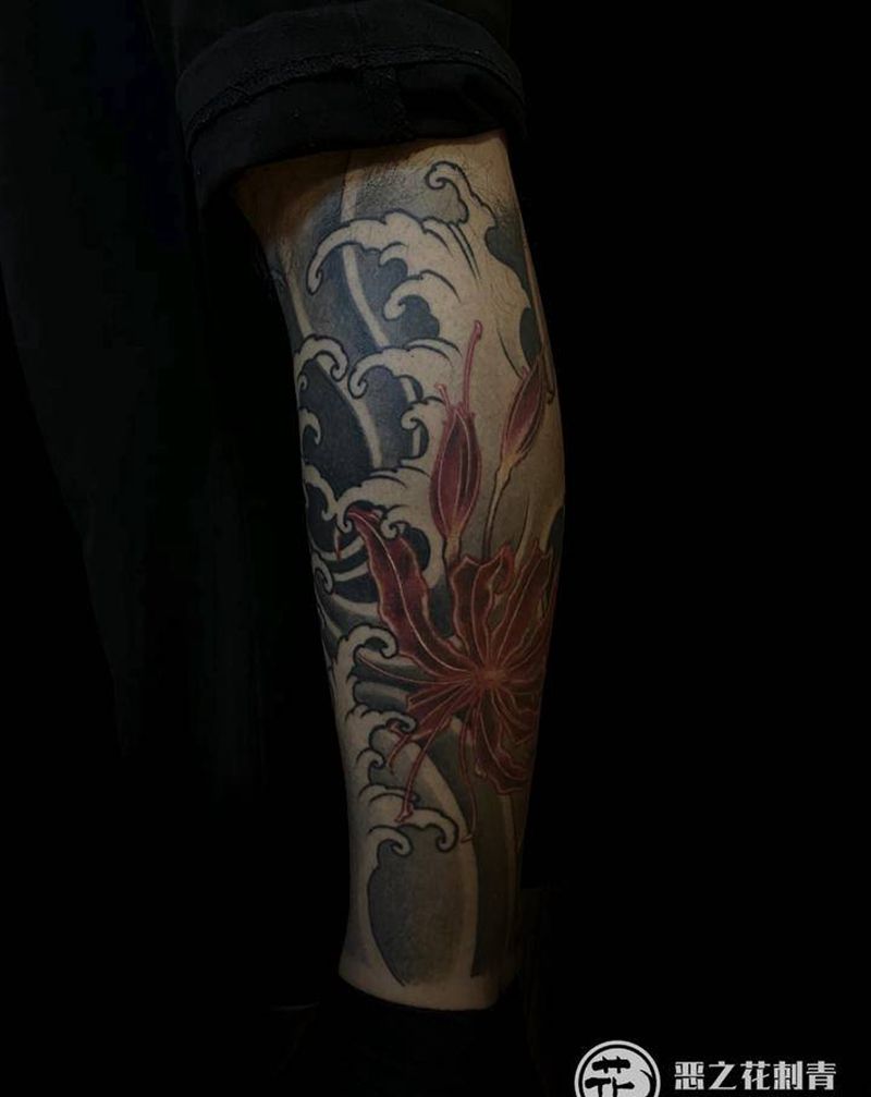 传统彼岸花纹身图片_腿部新传统彼岸花浪纹身图案