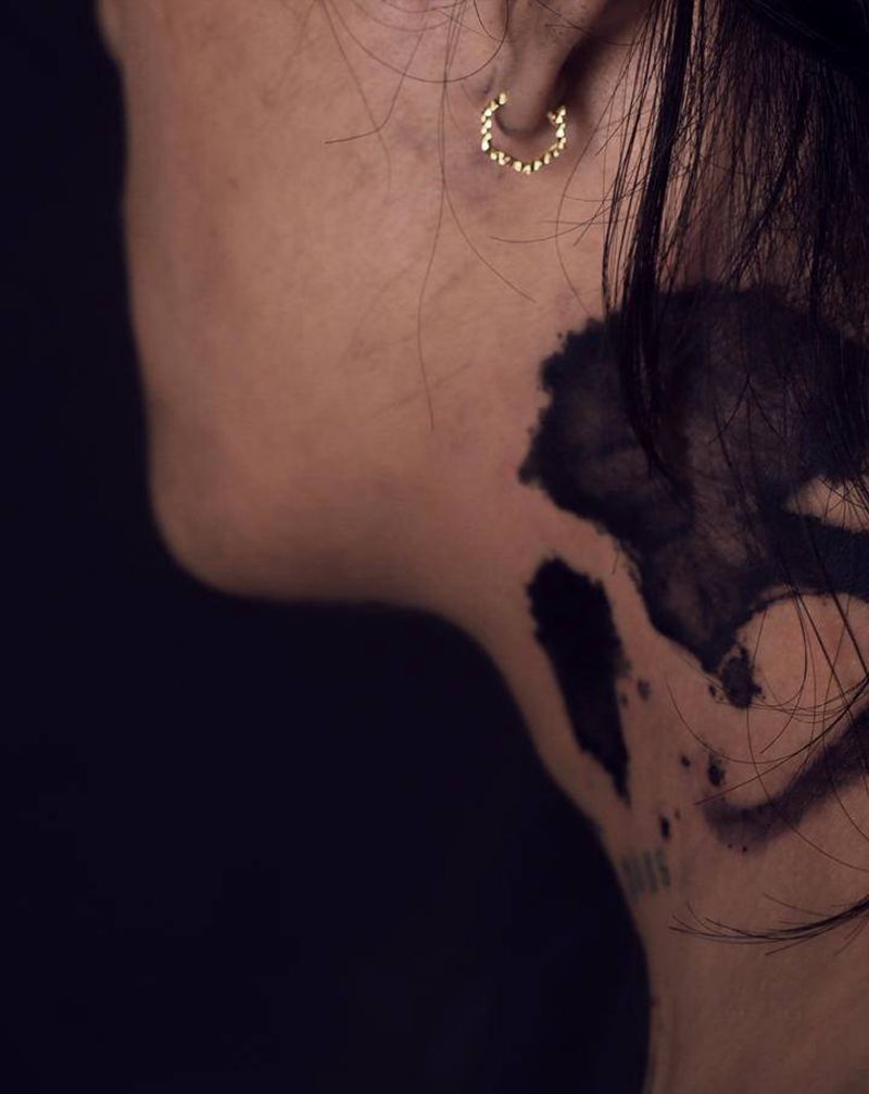 不乖纹身图片_颈部水墨汉字纹身图案