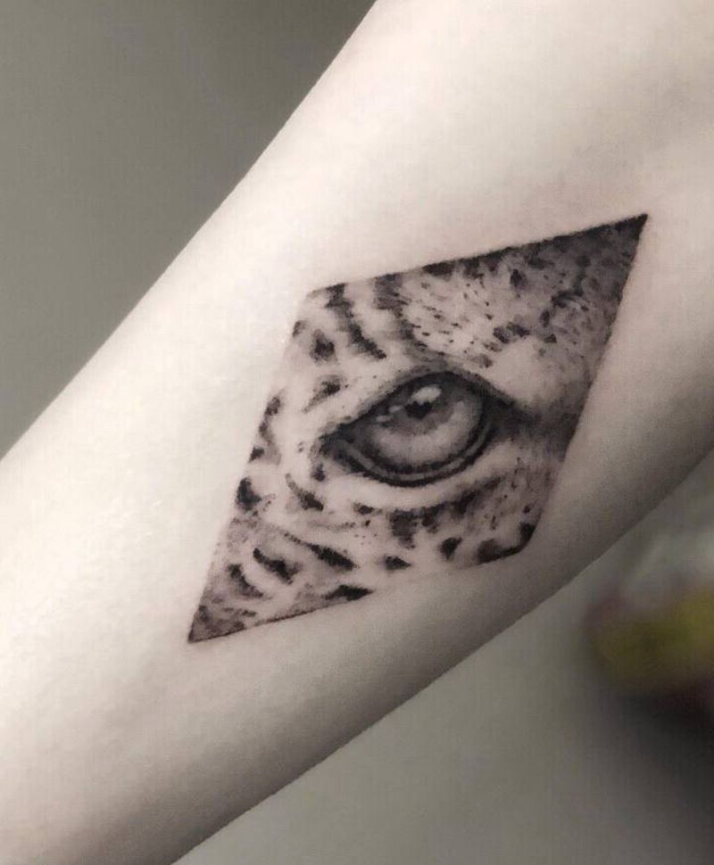 虎眼纹身图片_手臂欧美写实纹身图案