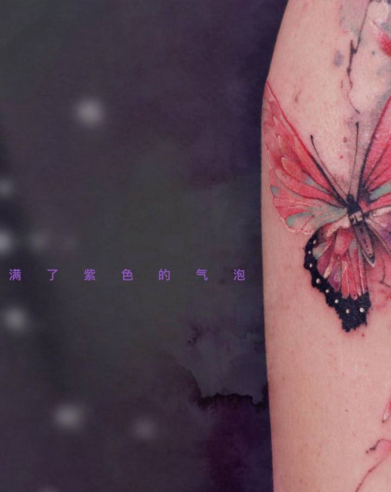 紫纹身图片_肩部手臂水彩蝴蝶纹身图案