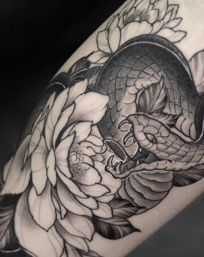 小腿黑灰作品：蛇与花完成纹身图片_腿部几何图腾纹身图案