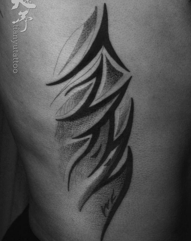 侧腹黑灰图案纹身图片_腹部几何图腾纹身图案