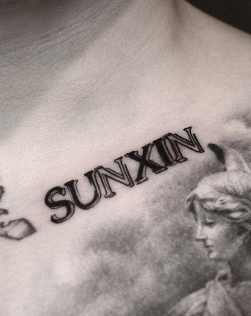 精致黑灰字母纹身图片_胸部几何图腾纹身图案