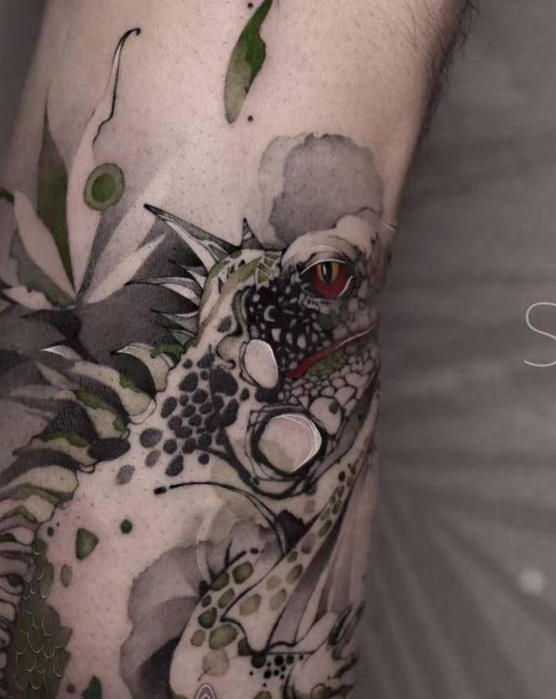 绿鬣蜥纹身图片_腿部水墨水彩纹身图案