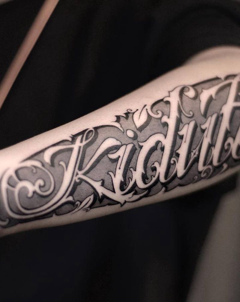 花体字：Kidult纹身图片_手臂花体字纹身图案