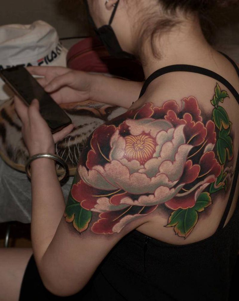牡丹肩花纹身图片_肩部新传统牡丹纹身图案