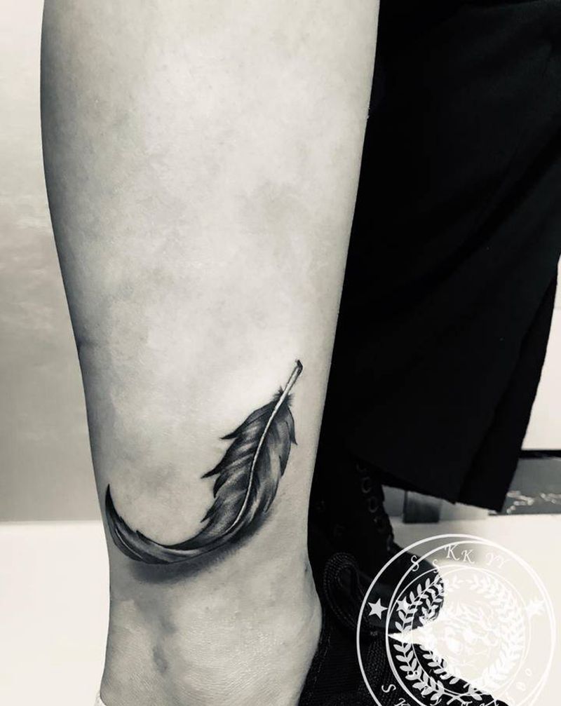 羽毛纹身图片_腿部脚部纹身图案