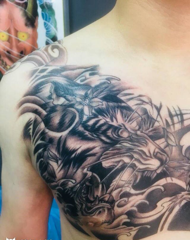 龙虎斗纹身图片_胸部背部新传统纹身图案