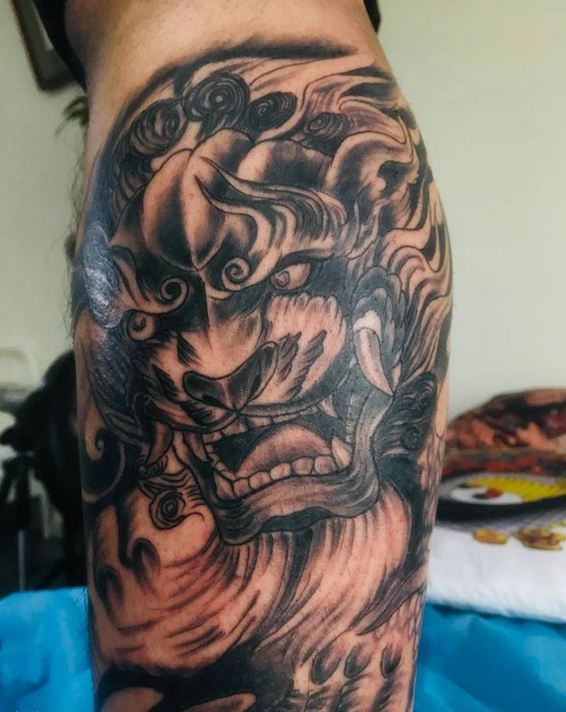 小腿唐狮纹身图片_腿部新传统纹身图案