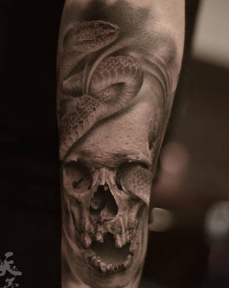 骷髅和蛇写实作品纹身图片_手臂欧美写实骷髅蛇纹身图案