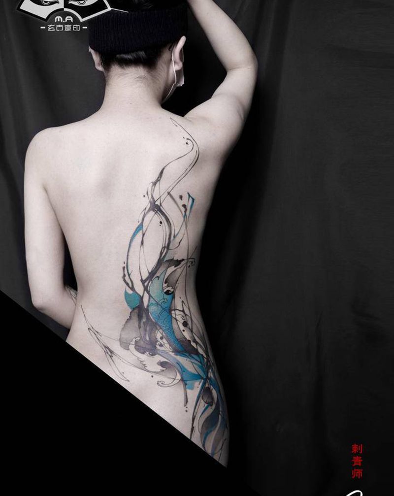 似水流年纹身图片_背部水墨纹身图案