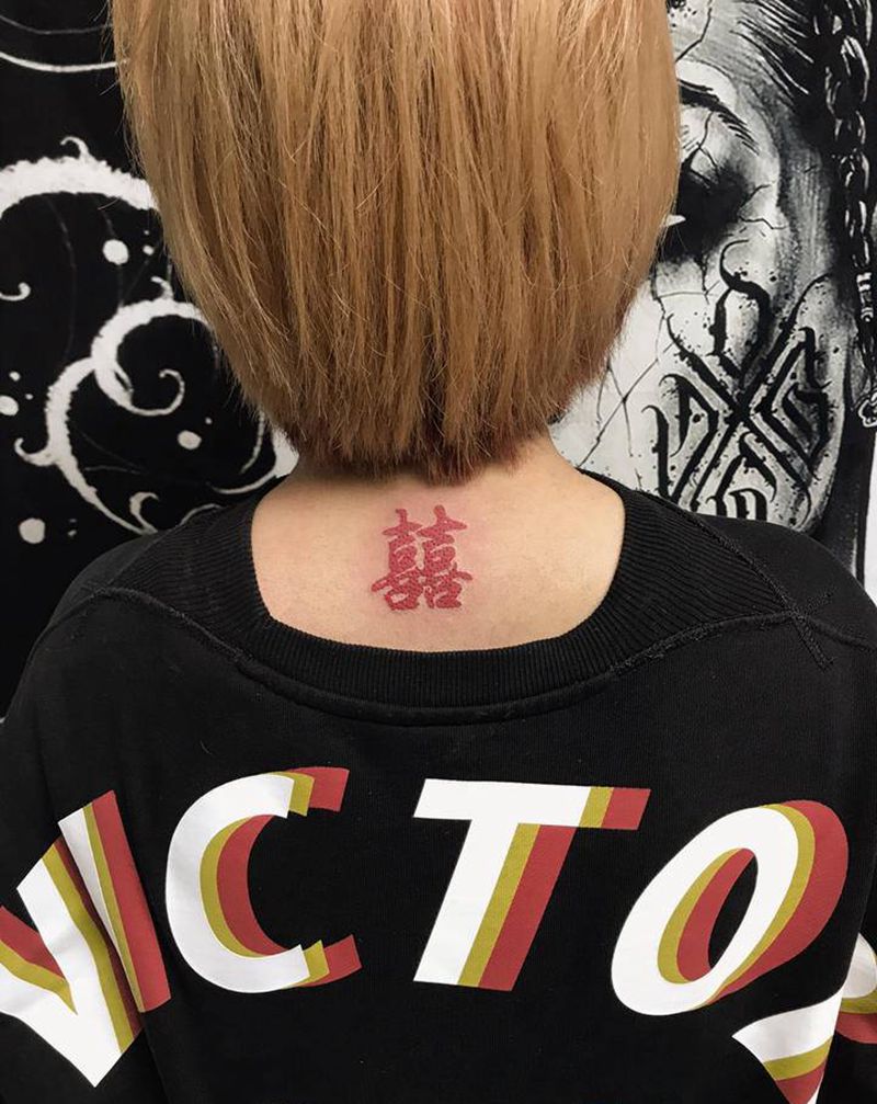 喜纹身图片_颈部花体字纹身图案