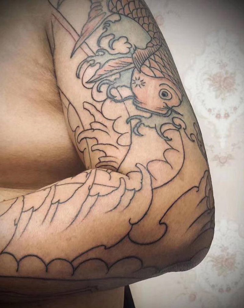 花臂线条纹身图片_手臂老传统纹身图案