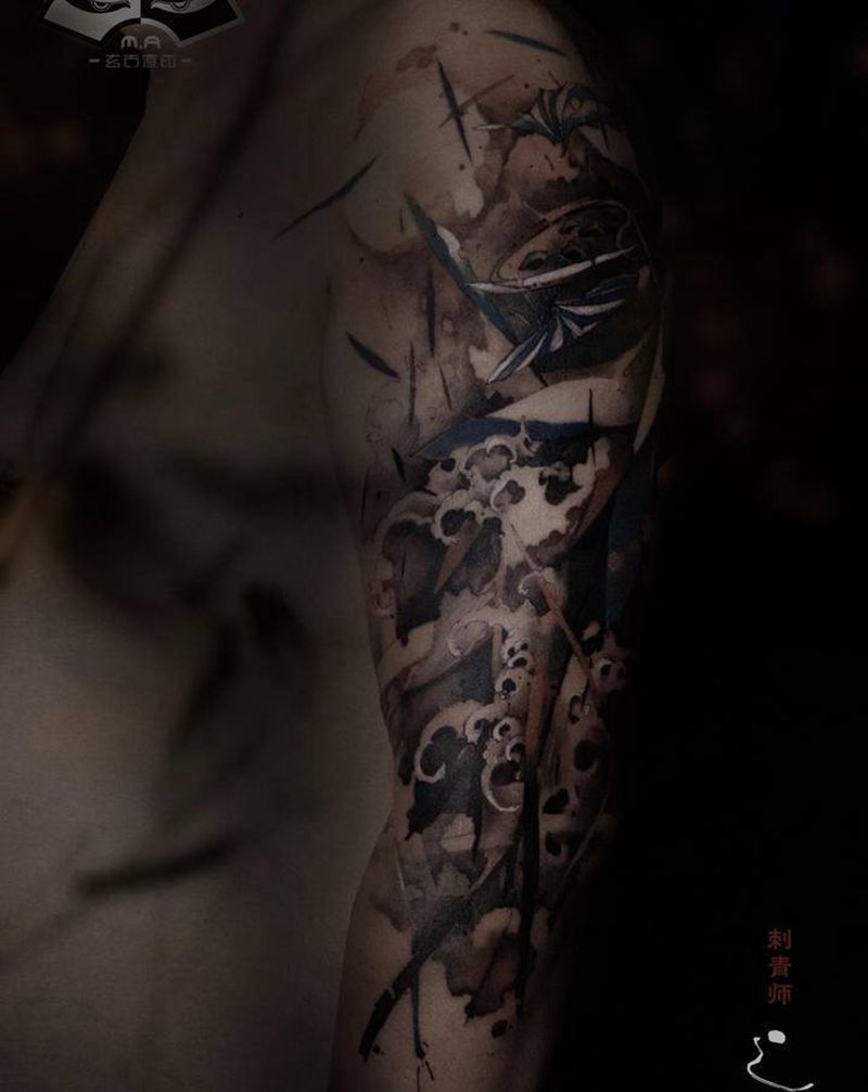 《沼泽》纹身图片_手臂水墨荷花水浪纹身图案